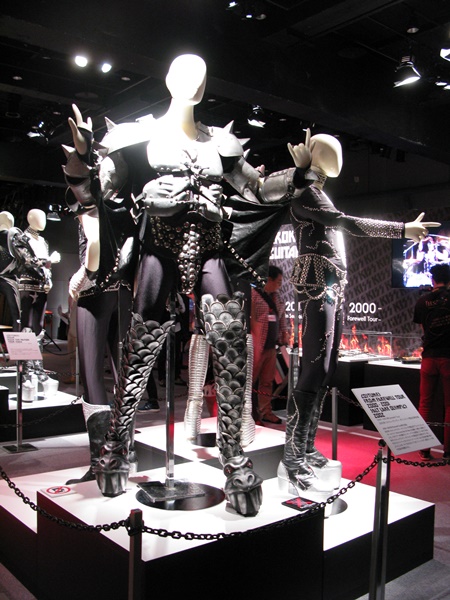 2002年のソルトレイクシティ・オリンピックノ開会式で「ロックン・ロール・オールナイト」演奏時の衣装