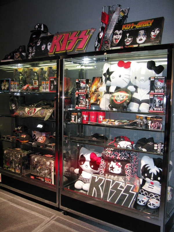 実業家という一面があるジーン。多彩なＫＩＳＳライセンス商品に、キティちゃんまで