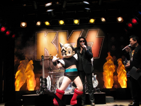 「少年の頃、鉄腕アトムをみて、ヒーローが少年で、しかも親が居ないという事に共感して好きになったんだ」