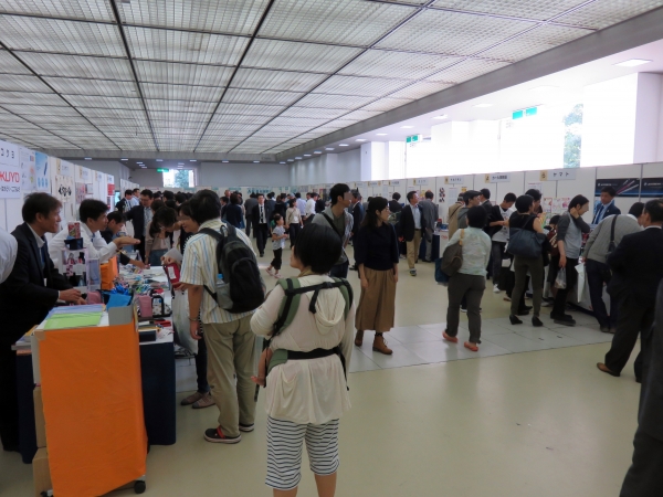 大勢のユーザーが詰めかけた会場