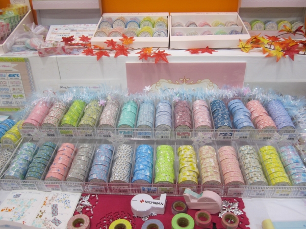 新柄が増えてさらに彩りを増した「プチジョア」（ニチバン）