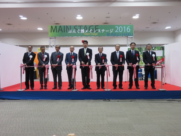 テープカットで開会