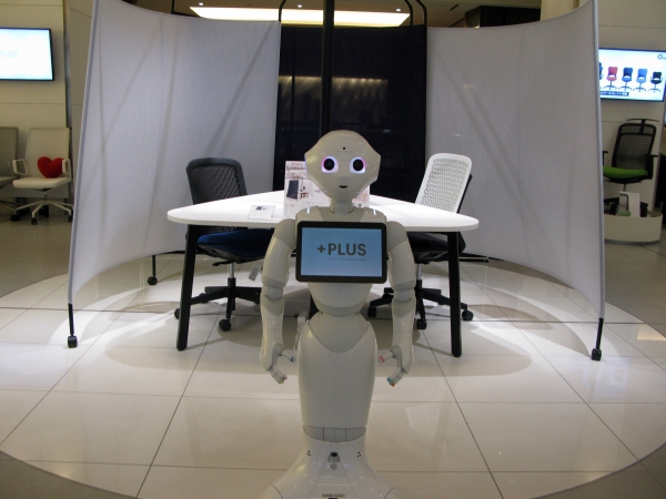 人型ロボットPepperくんが「＋PLUS」のコンシェルジュとしてお出迎え、新製品や展示を案内します