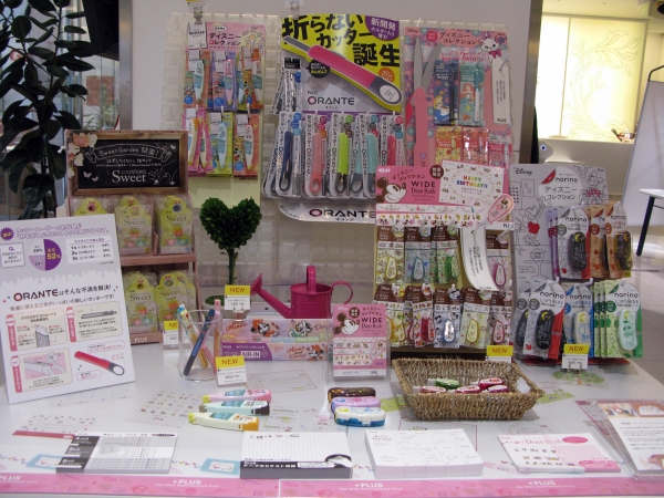 折れないカッター「オランテ」、クリアーファイル「Pasty」、指サック「メクリッコ　Sweet」など新製品を展示・販売