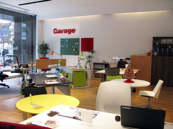 Garageは、温かみのある木製家具、カラフルなチェアやワゴンなど、居心地の良い「楽しい仕事場」を創るための仕事場インテリア家具。