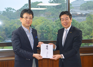 左から、大西一史熊本市長、同社清野宏代表取締役副社長