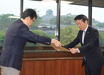 熊本城をバックに、感謝状を授与