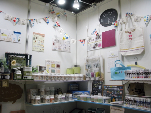 オリジナルＴシャツ、トートバツグ作りに。あざやに塗れる「布えのぐ」ターナー色彩