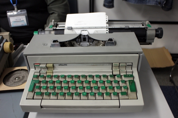 機械式や電子式のタイプライターで名刺作成等々　川窪万年筆