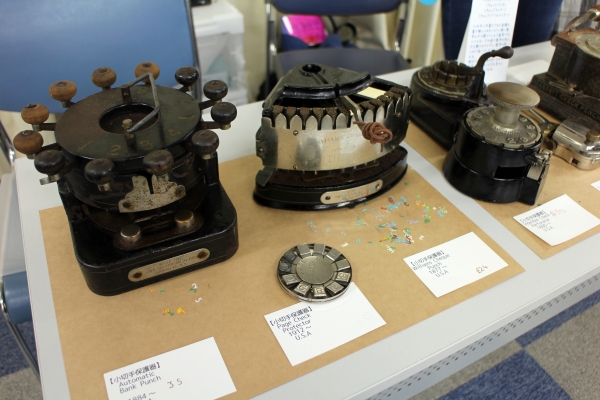 小切手に手書きされた金額を書き換えられない様に紙に数字の穴を開ける「小切手保護器」