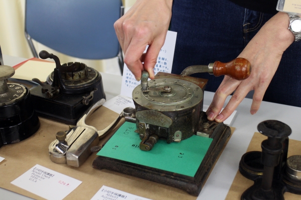 たいみちさんが、この日の為に油をさしてきたという「小切手保護器」の実演