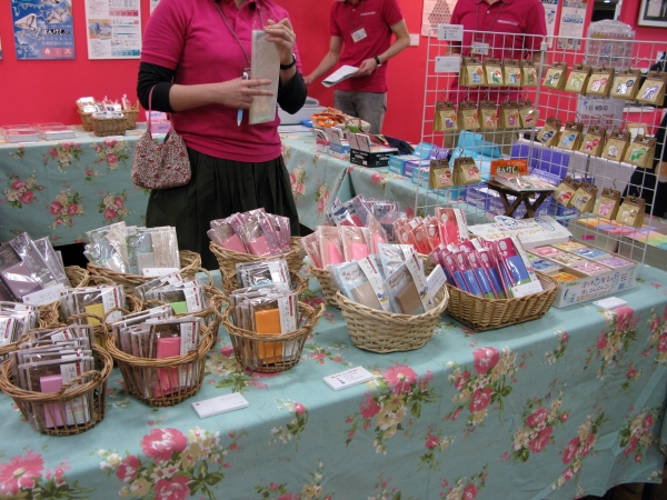 消しゴムはんこのために開発された「はんけしくん」。彫りやすくて、捺しやすく、長持ち　ヒノデワシ