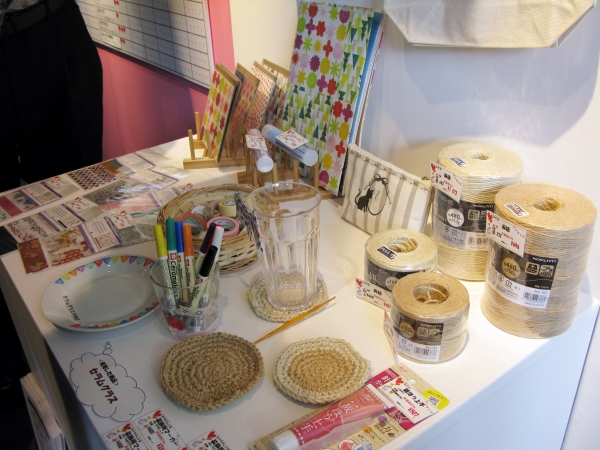 麻紐でつくるオリジナルコースターなど「お手軽ハンドメイドコーナー」