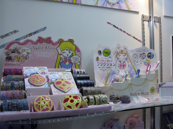 美少女戦士セーラームーンマスキングテープ。テープカツターは変身コンパクトを模した形状で可愛らしく