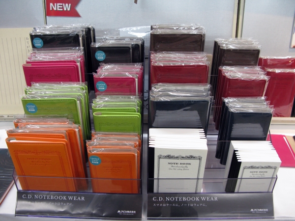 C.D. NOTEBOOKを1冊セット、名刺やカードと一緒に持ち運べる「C.D. NOTEBOOK　WEAR」のポケットサイズ登場！アピカ
