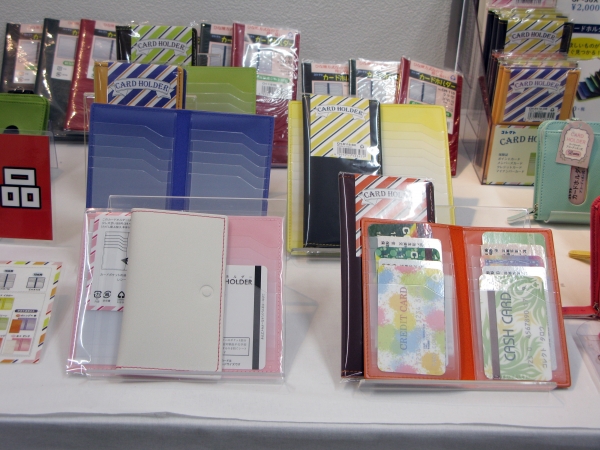 ロングセラー「ひな壇式カードホルダー」におしゃれなバイカラーが登場　コレクト