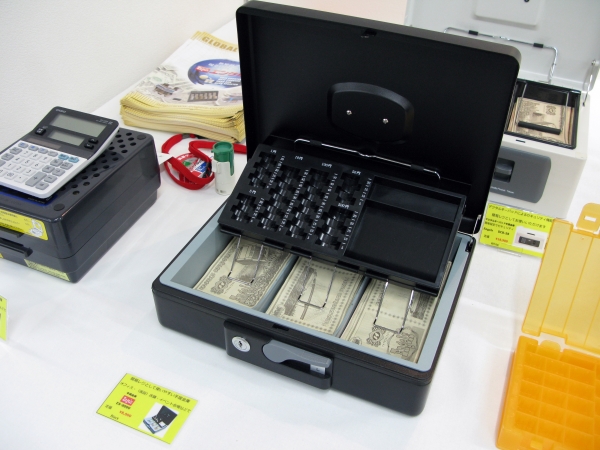歯科医院で人気が高いという、簡易レジとして使いやすい「手提金庫ＥＳ-8000」エンゲルス