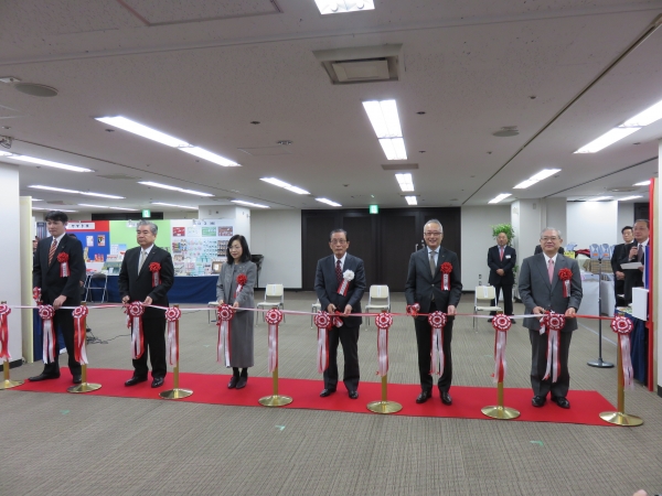 テープカットで開会