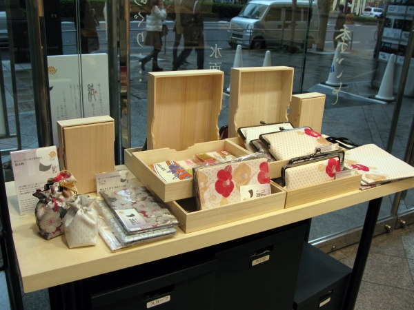 紙シリーズの意匠を活かした「クラッチバッグ」や「ポーチ」