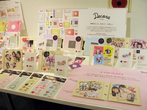 写真の上から貼れるポップな手描きデコレーションパーツと合わせページ作り　フリー台紙アルバム「デコラ」