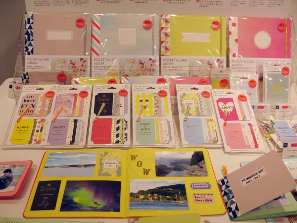 フリー台紙アルバムより簡単にデコる、写真とカードを組み合わせて、ポケットを貼って作る　ポケットアルバム「デコラ」