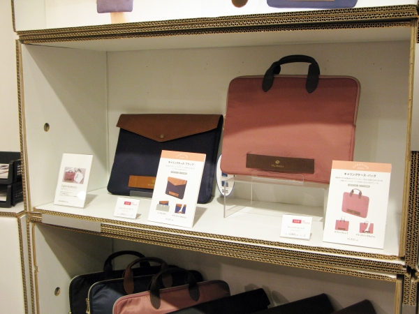 クラッチバッグのように持て、ビジネスシーンを問わずに使える「キャリングケース・フラップ／バック」