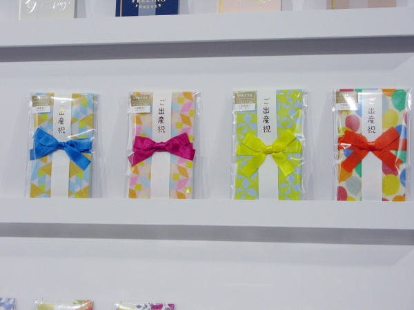 昔ながらの日本のガーゼを使用した祝儀袋。リボンをはずすと赤ちゃんのスタイとして使えます。