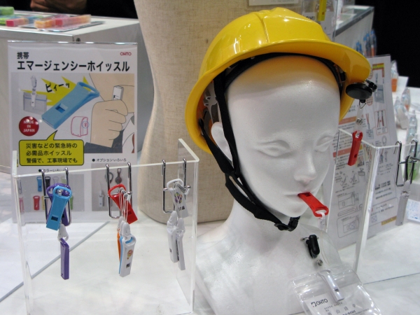 災害などの緊急時の必需品！警備や工場でも名札に付け持ち歩ける「エマージェンシーホイッスル」オート