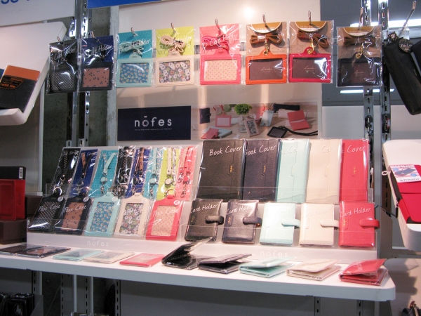 ノフェスリール付きバッグストラつプとパスケースを組合せでバックから楽に定期が取り出せる　レイメイ藤井