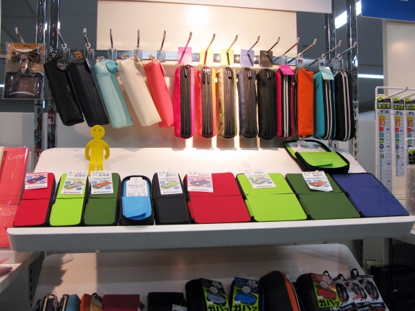 パタリと開いて中よく見える、薄型ペンケース「パタリーノペンケース」　レイメイ藤井