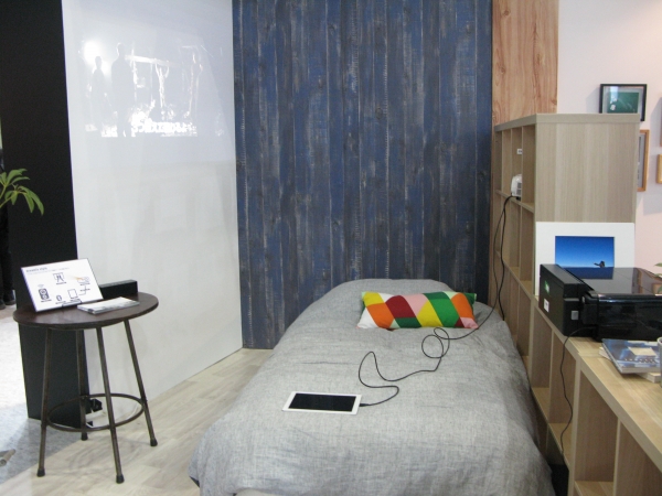 ベットルームでは、タブレットとホームプロジェクター「dreamio」接続してネット動画やゲームを楽しめます