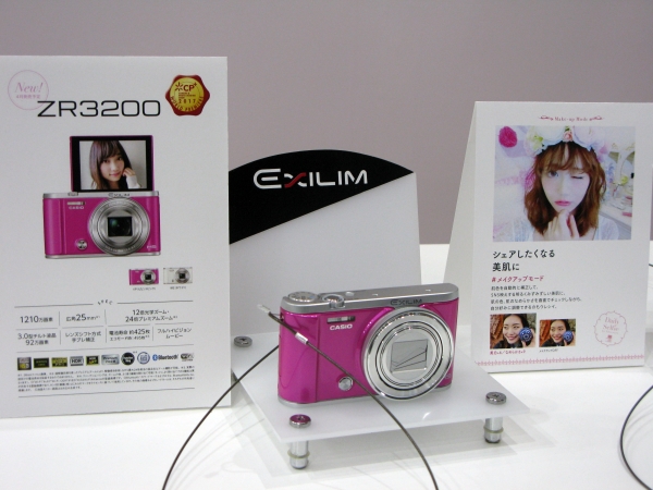 室内や逆光など、さまざまな環境下でも美肌効果を発揮！メイクアップ機能搭載『EX-ZR3200』カシオ計算機