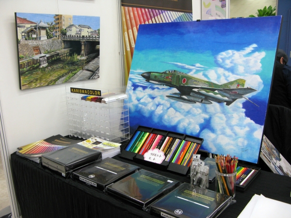 重ね塗りできる色鉛筆で描いた作品。耐久性、耐候性に優れた「カリスマ―カラー」べステック