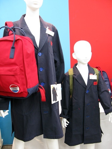 これで服の汚れを気にせず、おもいっきり描けます。アパレルブランドブーフーウーとコラボ「ワークコート」ホルベイン画材