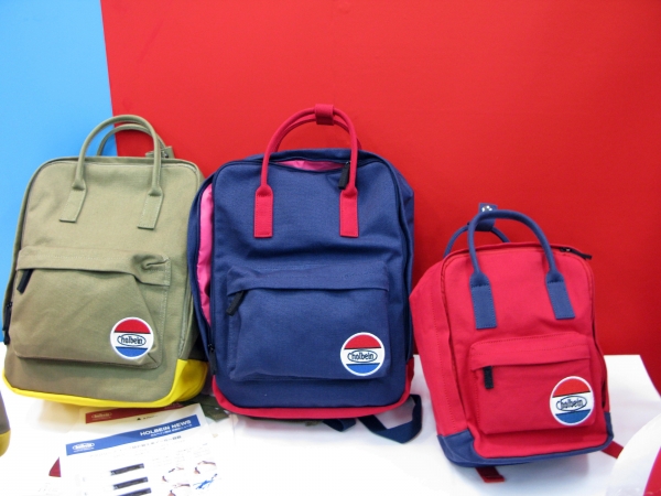 カラフルでかわいいリュックを持って親子でスケッチ旅行へ出かけよう♪「2ＷＡＹバックパック」ホルベイン画材