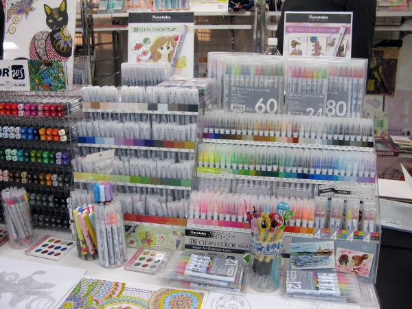 色塗りしやすい、軟筆タイプのカラー筆ペン。12色・4段階の濃淡がありマンガやイラストに便利「ＺＩＧクリーンカラーＦＢ」呉竹　