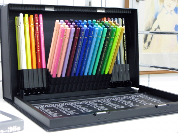 自然の持つ精緻な色調も思いのままに表現できる色鉛筆「ユニカラー100Ｃ」三菱鉛筆