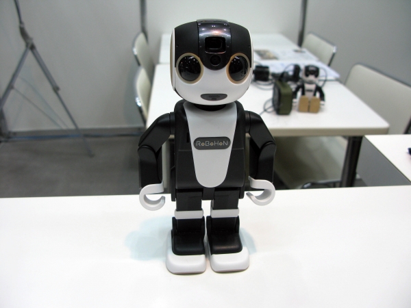 モバイル型ロボット電話「ロボホン」はメールが使えない高齢者でも声を検知して返信。顔写真で様子を確認。