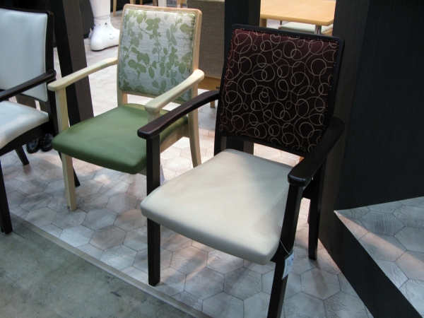 新製イス「No.731」は、使う人に心地よく、前脚キャスター付きなので、引き寄せなどの作業負担を軽減