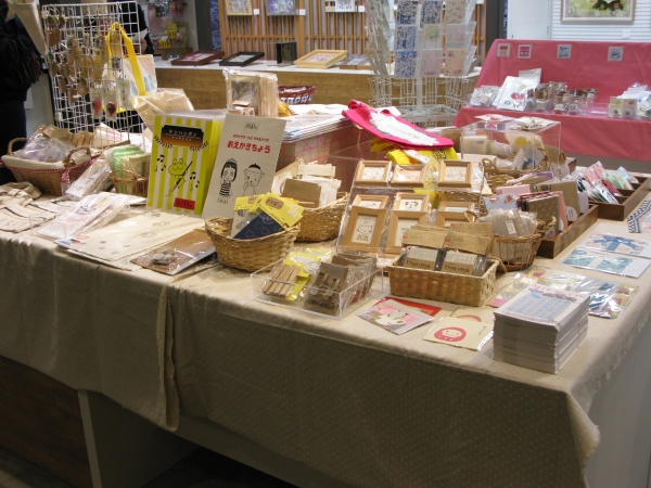 学校や会社、家庭などで実用的なはんこをはじめ、ハンドメイドの雑貨作りに使えそうなはんこなど