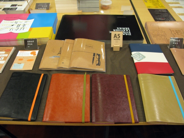 Ａ5マンスリー「グラフィック」（内ポケットまでデザイン入り）、「トリクル」（2段ポケット付き）「合皮ワイズゴム」