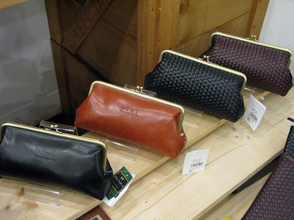 化粧ポーチにもなるペンケース「合皮がまぐちＰＣ」