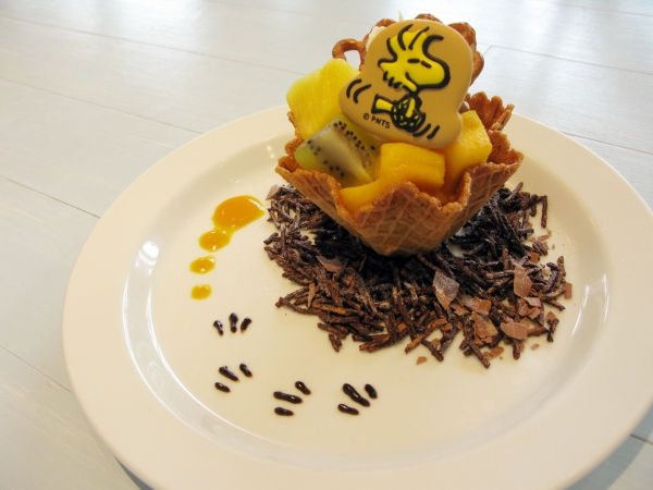 カフェブランケットの新メニュー　ウッドストックの巣をイメージした「ウッドストックボウル」　