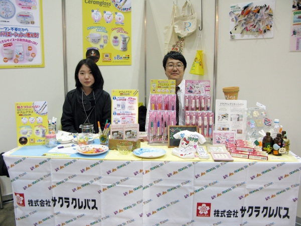 焼き付けのいらないオーブン不要の陶器・ガラス用マーカ―「セラムグラス」を試せます！　サクラクレパス