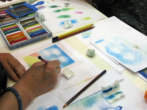 ほんわりとしたやさしい丸い光の絵を描くパステルシャインアートを体験　ターレンスジャパン