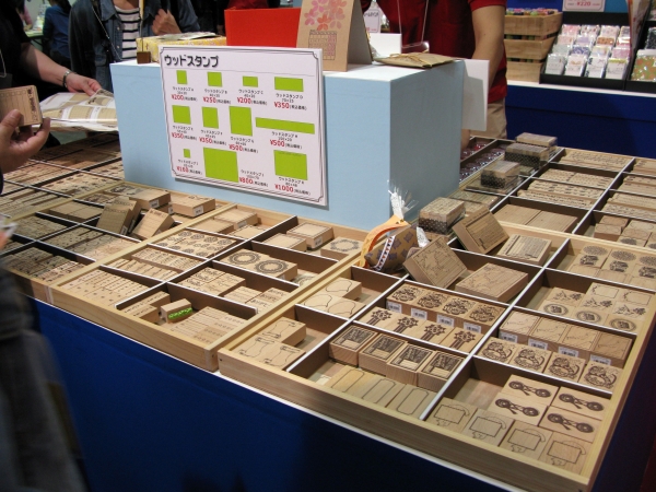 スクラップブッキング、ペーパークラフト、ＡＴＣにおススメの「ウッドスタンプ」を販売　アルテ