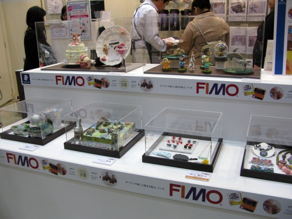オーブンで焼くと固まる粘度「ＦＩＭＯ」を使ったアクセサリなどの使い方提案　ステッドラー日本