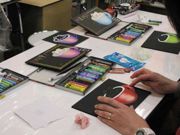 ウェルカムボードやメニューボードなどに応用が利く手軽なアートとして注目のチョークアート　ホルベイン画材