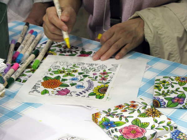 お部屋を素敵に飾れる！布描きマーカーファブリカラーで作る「プチ・ファブリックパネル」　呉竹