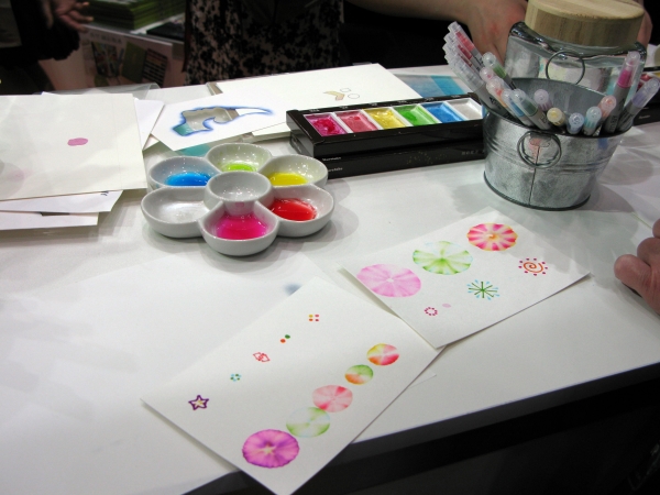 新商品のパールカラーズ顔彩も使って、にじみの中にキラキラと上品に輝く水彩アートを体験　呉竹